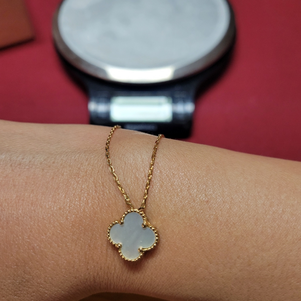 Clover Design Mother of Pearl 18k gold